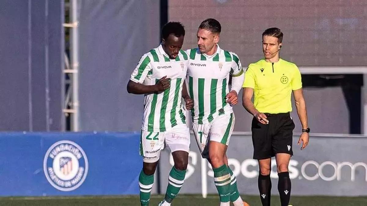Muñiz Muñoz, a la derecha de la imagen, junto a Diarra y Kike Márquez, en el pleito frente al Atleti B del pasado curso.