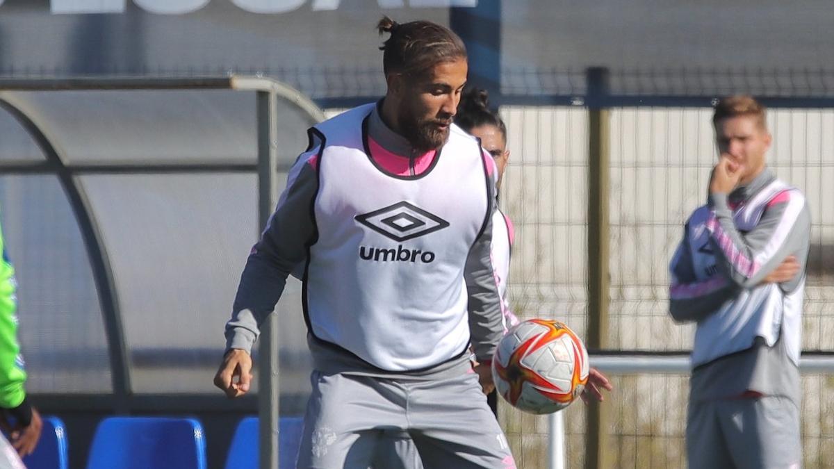 Borja Díaz controla el balón durante un entrenamiento reciente con su club de procedencia, el Talavera de la Reina, de Primera RFEF.