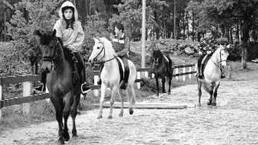 La magia de una bucólica ruta fluvial a caballo