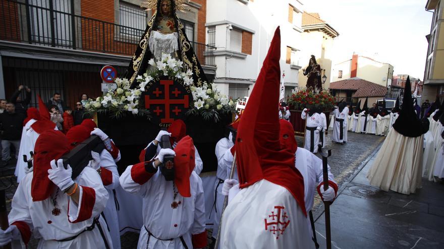 Cimadevilla arropa a la Virgen en su Soledad del Sábado Santo en Gijón y pide por &quot;los cristianos perseguidos&quot; en todo el mundo