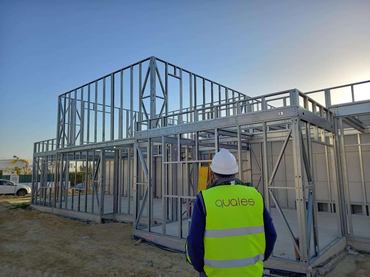 La construcción industrializada reduce los tiempos de construcción y sus impactos al permitir la construcción de elementos en un taller previo a su instalación