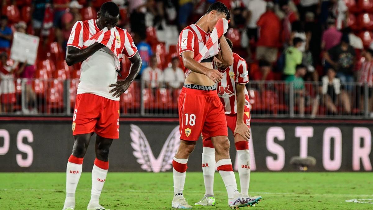 Los jugadores del Almería lamentándose tras una derrota de tantas esta temporada
