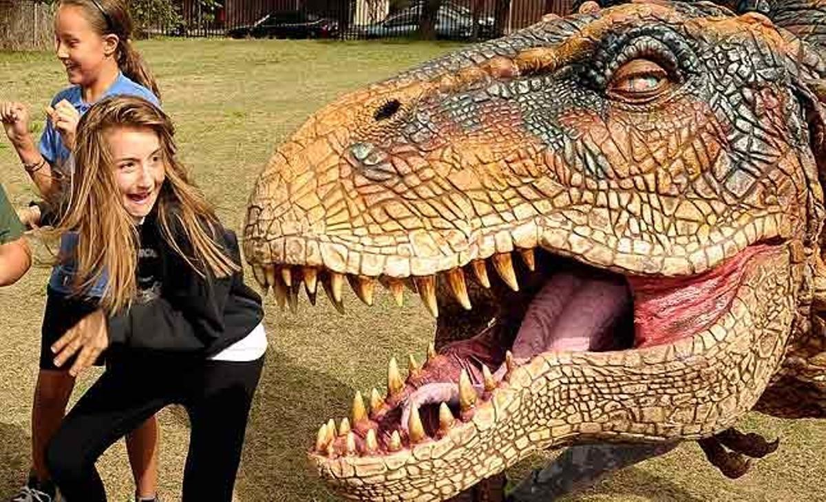 Nens fugen d’un Tiranosaure Rex nadó, estrella de l’espectacle ’Caminant amb dinosaures’, que està viatjant per Austràlia per visitar escoles