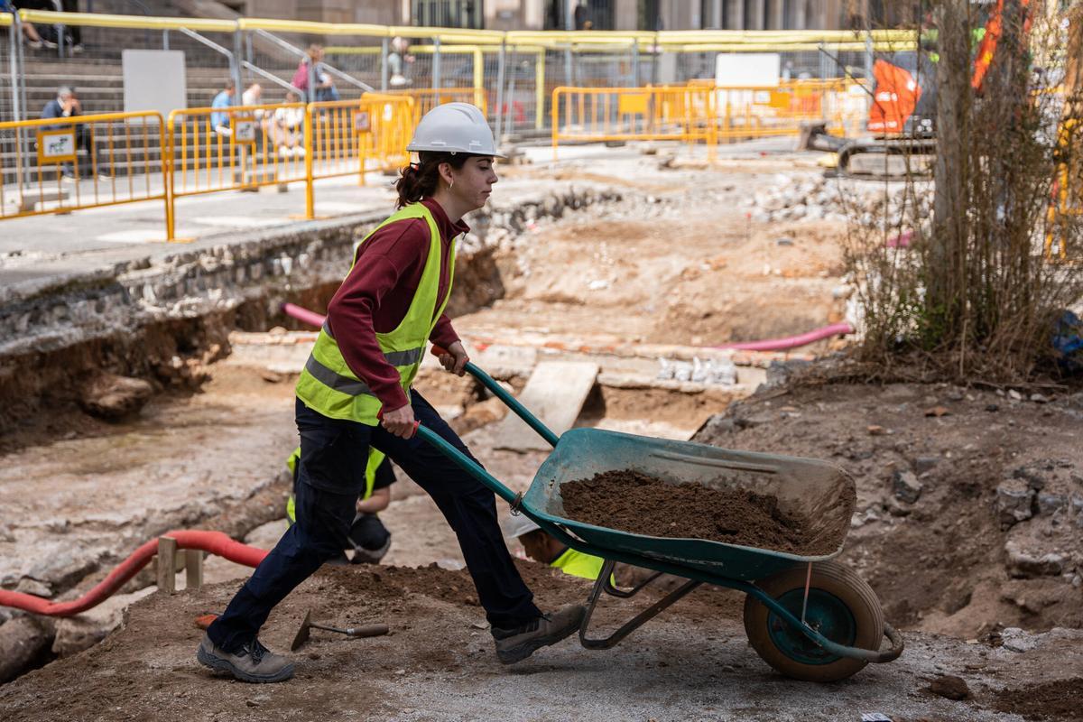 Mujer trabajando en el sector de la construcción.