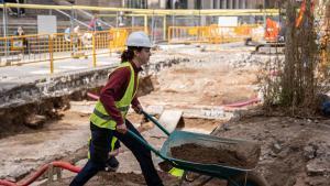 Yara, oficial de primera en obres amb 25 anys: "Vull arribar a un munt de noies i que s’adonin que aquest ofici també és nostre"