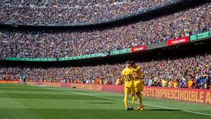 Gavi felicita a Ferran Torres tras marcar el 1-0 que le dio el triunfo al Barça sobre el Atlético en el Camp Nou.