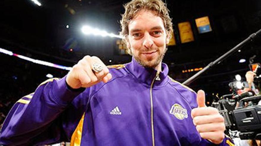 Gasol recibe el anillo de campeón, pero no juega en el partido inaugural