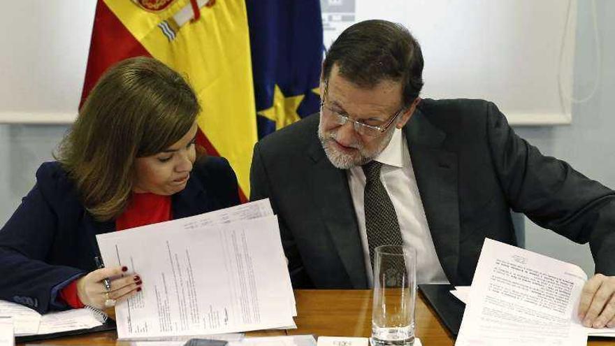 Sáenz de Santamaría y Rajoy, ayer en el gabinete de crisis. // Efe