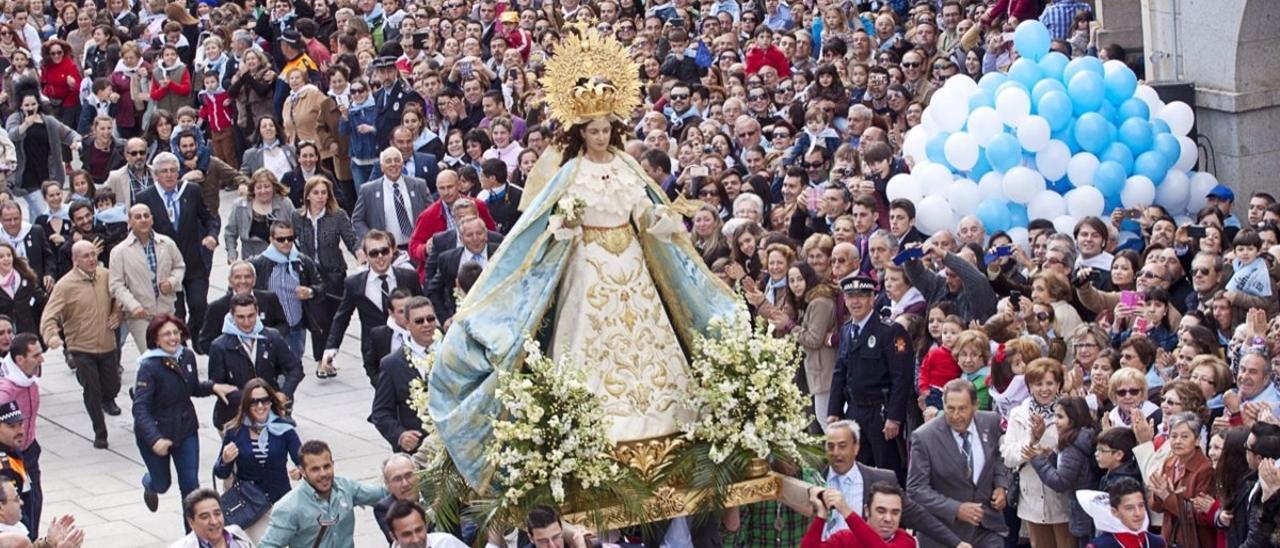 Un grupo de costaleros acompaña a la virgen en la última edición celebrada de La Carrerita.