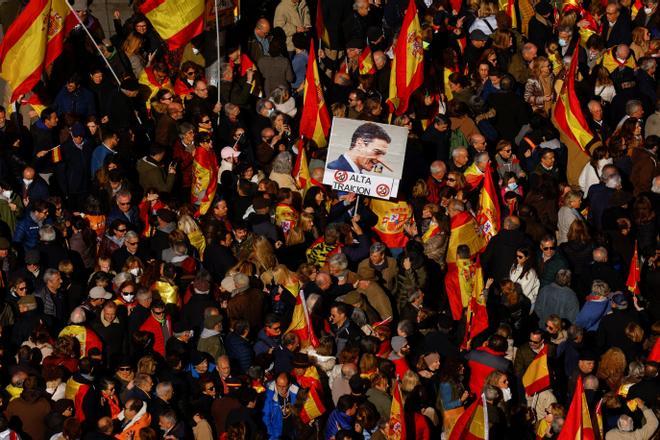 Miles de personas claman contra el Gobierno de Sánchez en Madrid.