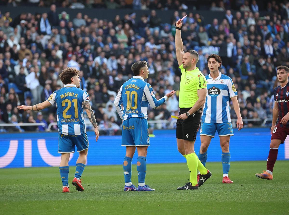 Orellana Cid expulsa a Yeremay en el partido contra el Eibar.
