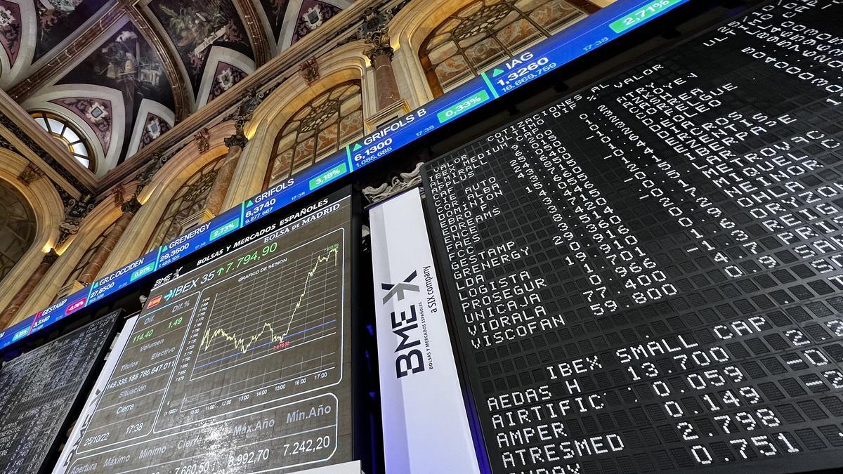 Paneles informativos de la Bolsa de Madrid.