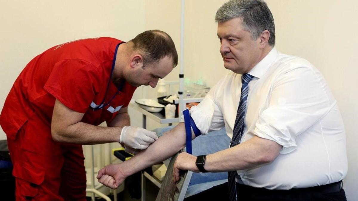 A picture taken and released by Ukranian Presidential Press Service on on April 5  2019 shows Ukrainian President Petro Poroshenko undergoing a blood test in a clinic of the Olimpiyski  the country s biggest stadium  in Kiev to prove he does not abus