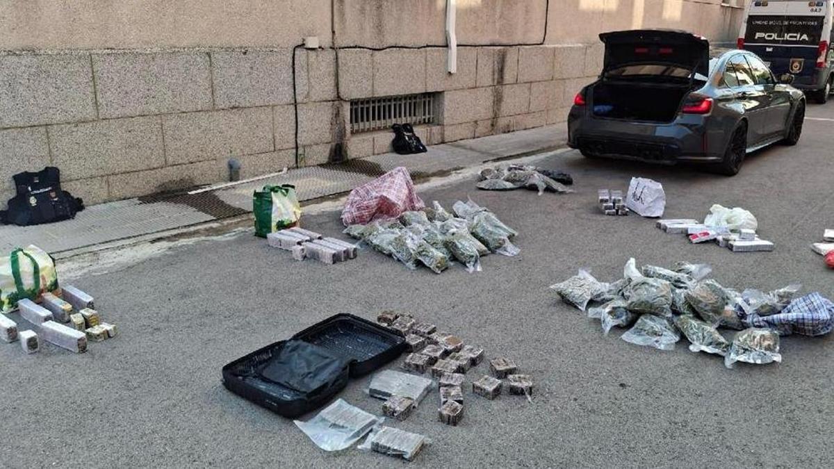 El cotxe d’alta gamma interceptat i la droga comissada per la Policia Nacional a la Jonquera.