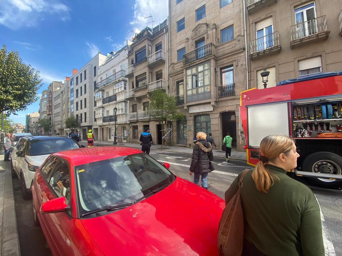 Los bomberos han tenido que cortar parcialmente la calle Pi y Margall a la altura del número 39