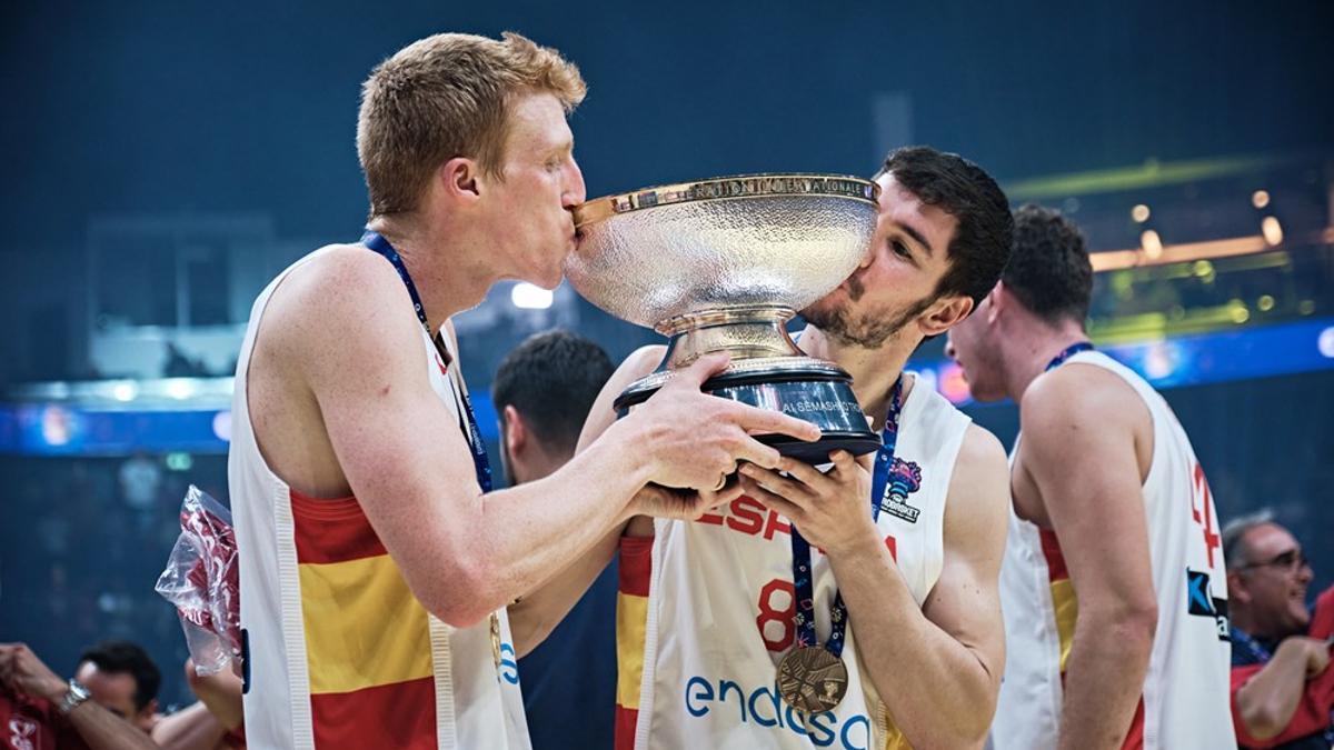 Alberto y Dario, con el trofeo continental.