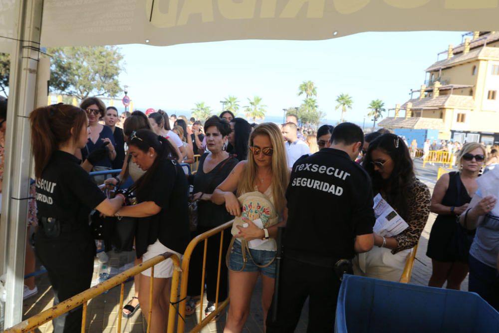 Gran expectación ante el único concierto de Jennifer Lopez en España. Se han formado largas colas hasta la apertura de las puertas del recinto del Marenostrum Castle Park, escenario del concierto.