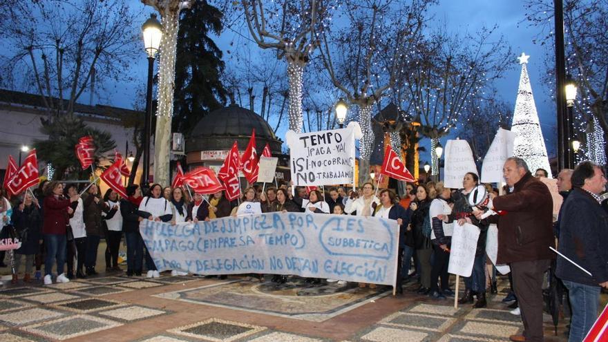 Un centenar de personas apoyan en Lucena a las limpiadoras de centros educativos en huelga