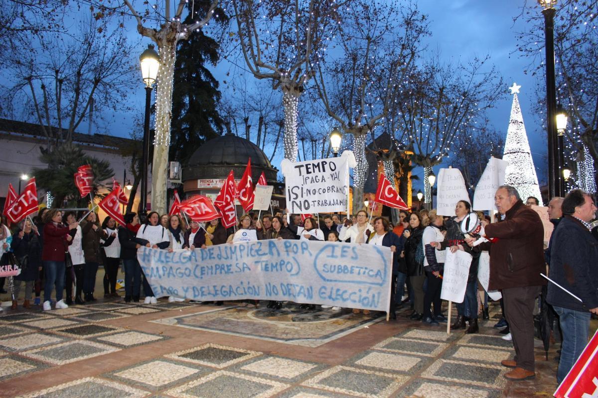 Un centenar de personas apoyan en Lucena a las limpiadoras de centros educativos en huelga
