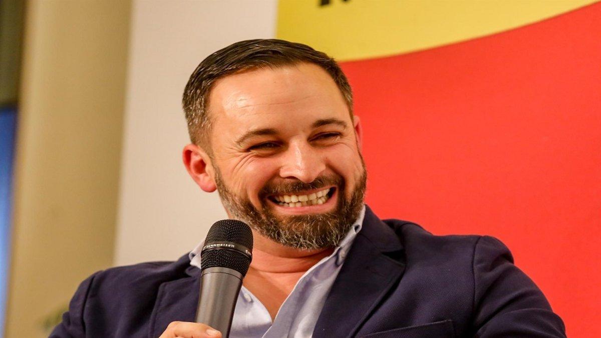 El sorprendente parecido de Santiago Abascal con este cantante