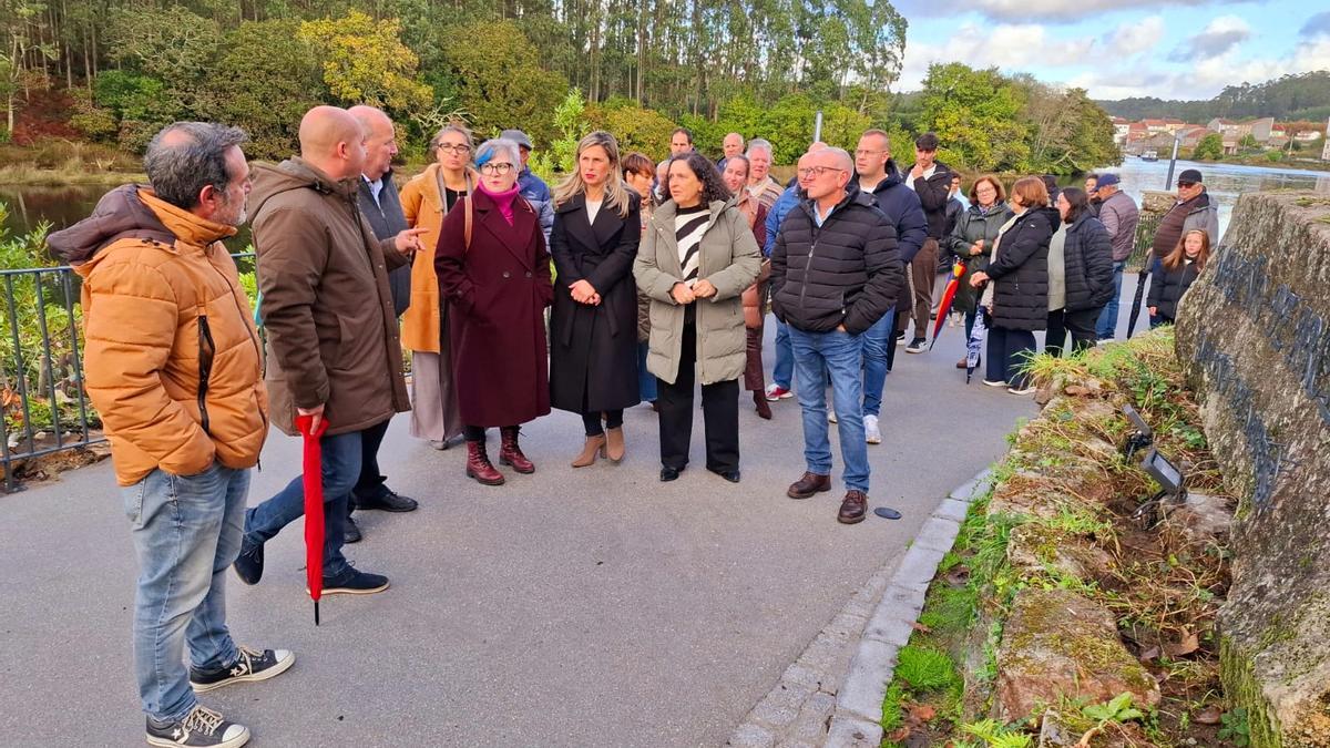 Autoridades e veciños percorreron o novo acceso ao Muíño de Mareas.