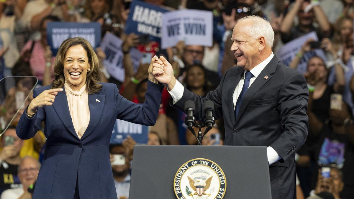 La vicepresidenta de EEUU y candidata demócarata a la Casa Blanca, Kamala Harris, y su aspirante a la Vicepresidencia, Tim Walz, durante su primera aparición conjunta en Filadelfia.