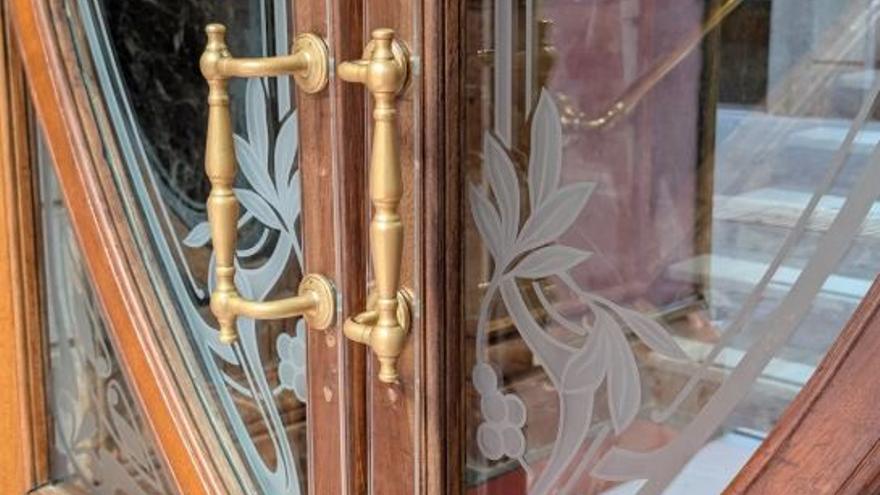 El Real Casino repone los cristales destrozados por vándalos y pide al Ayuntamiento más seguridad