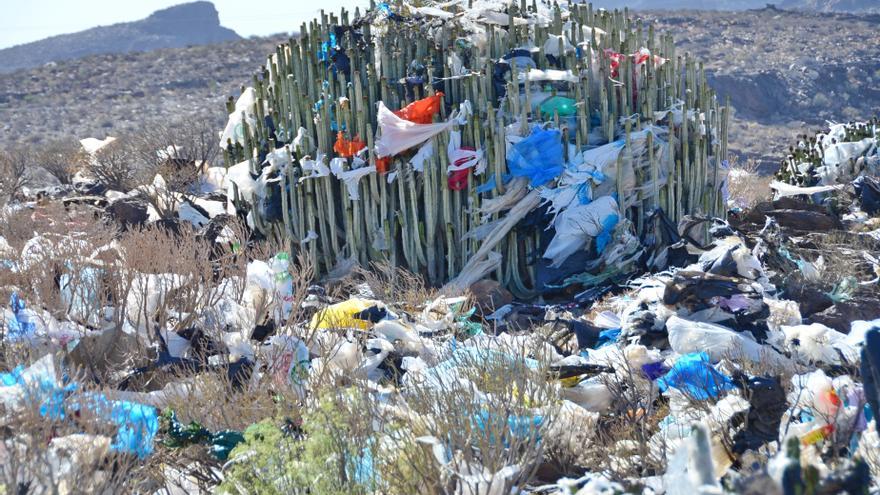 Los hoteleros reclaman medidas urgentes contra el vertido de plásticos en Juan Grande