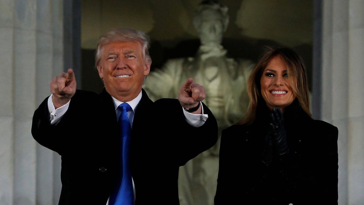 Melania Trump junto a Donald Trump frente al monumento a Lincoln