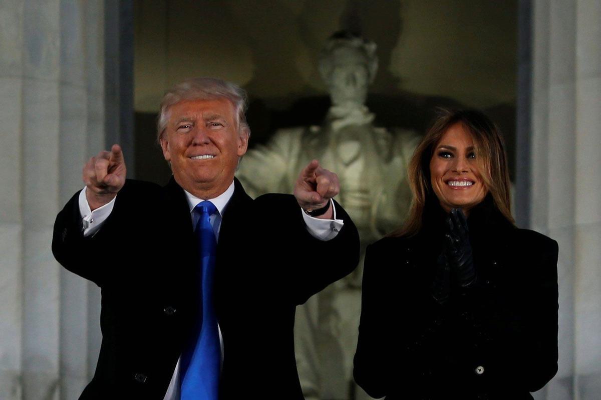 Melania Trump junto a Donald Trump frente al monumento a Lincoln