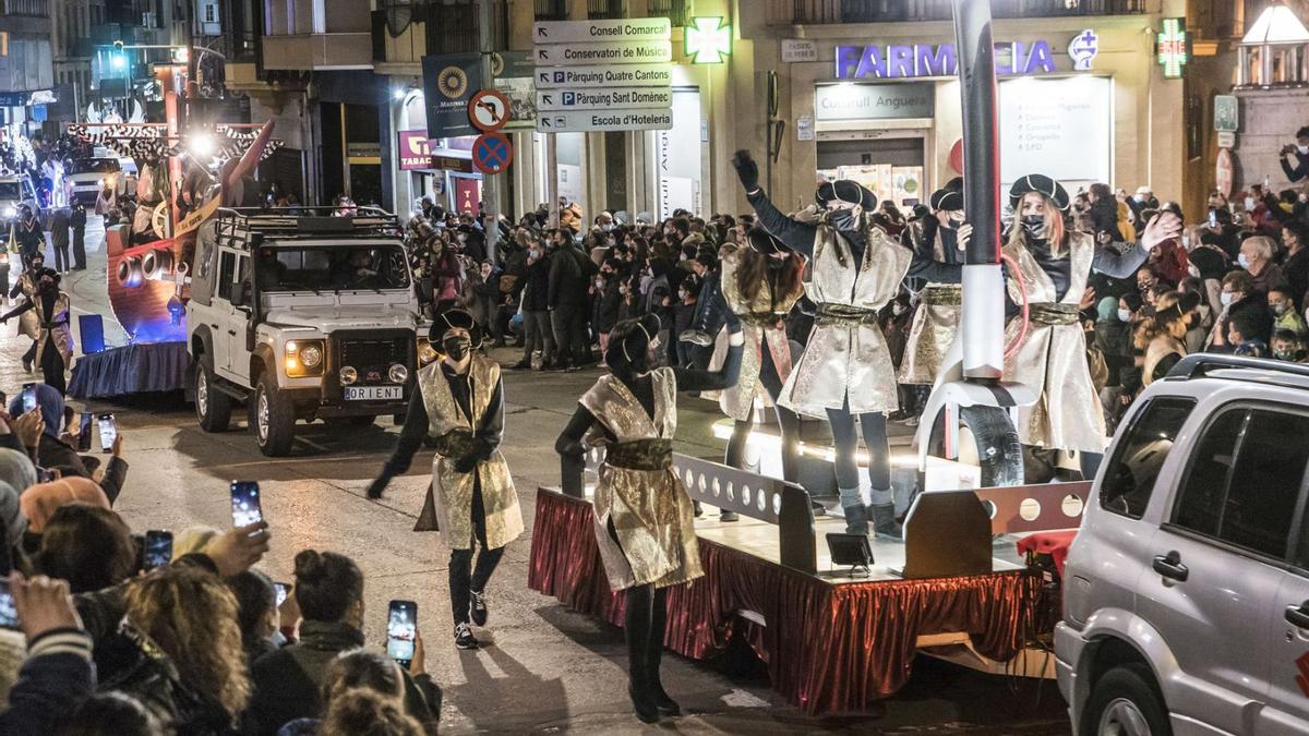 Ambient al pas de la cavalcada per la Muralla de Sant Domènec, un dels punts on es va aplegar més gent  | OSCAR BAYONA