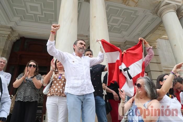 Cientos de personas protestan frente al Ayuntamiento de Cartagena por el pacto entre PP, PSOE y Cs