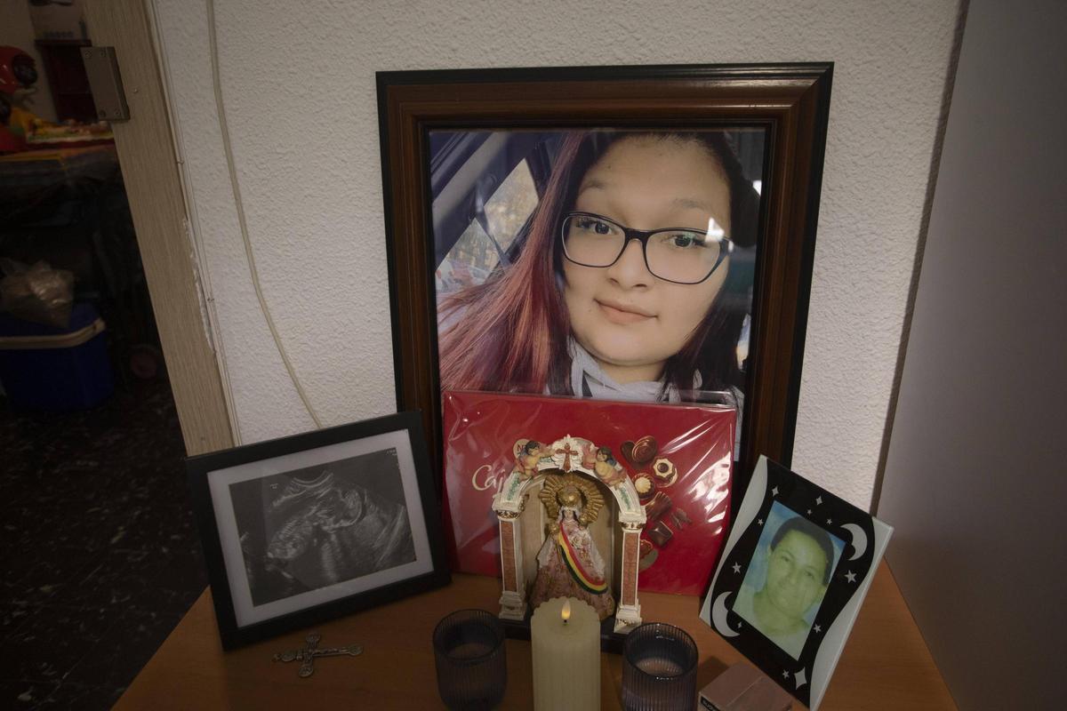 El altar que hay en la habitación de Janine, la joven de 26 años que murió embarazada de 8 meses. A la izquierda, la última ecografía de Escarlet y a la derecha la madre de Mary, también fallecida