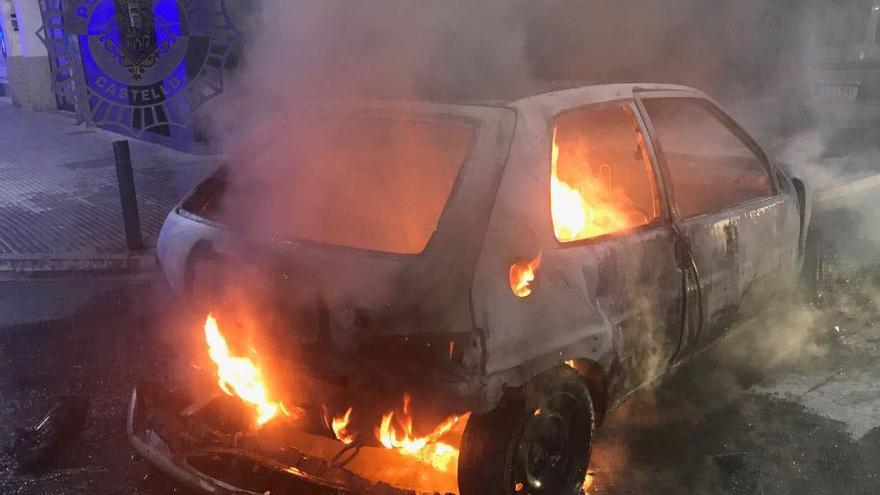 Dos heridos en Castellón al calcinarse su coche tras un accidente