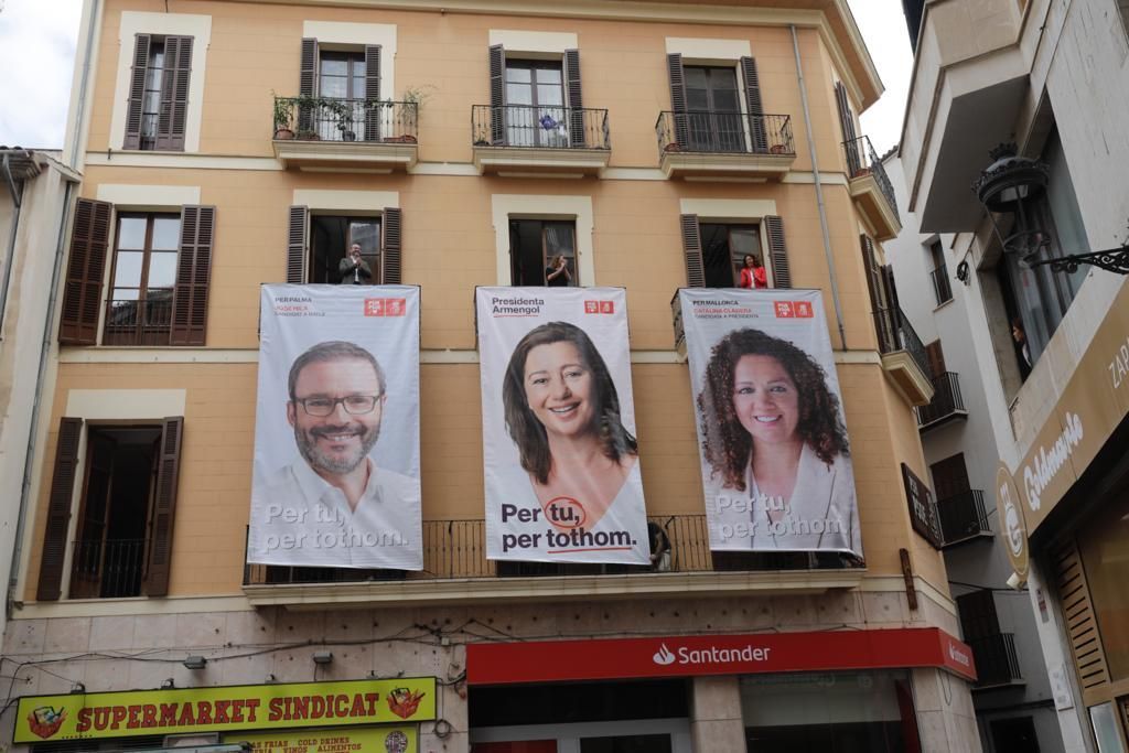 Wahlplakate der Sozialisten.