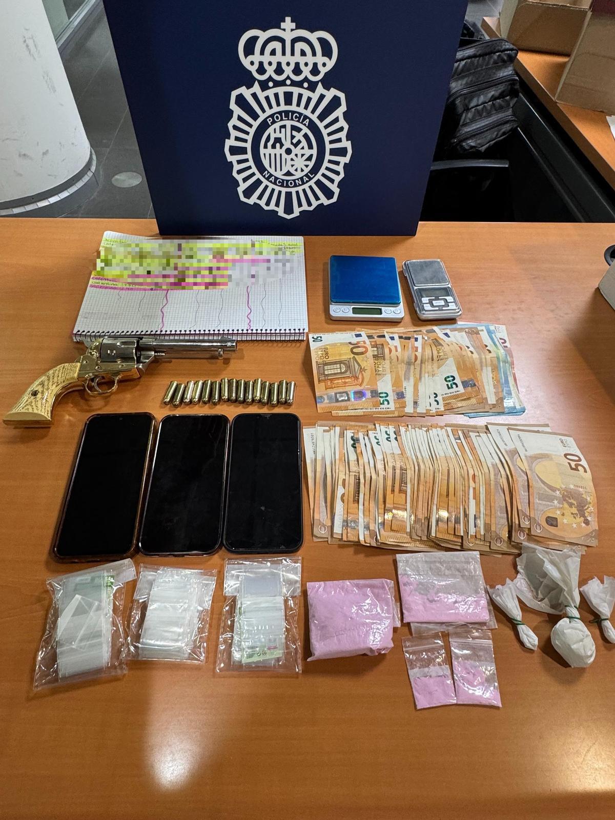 Efectos intervenidos por la Policía Nacional en los registros realizados en Alcoy.