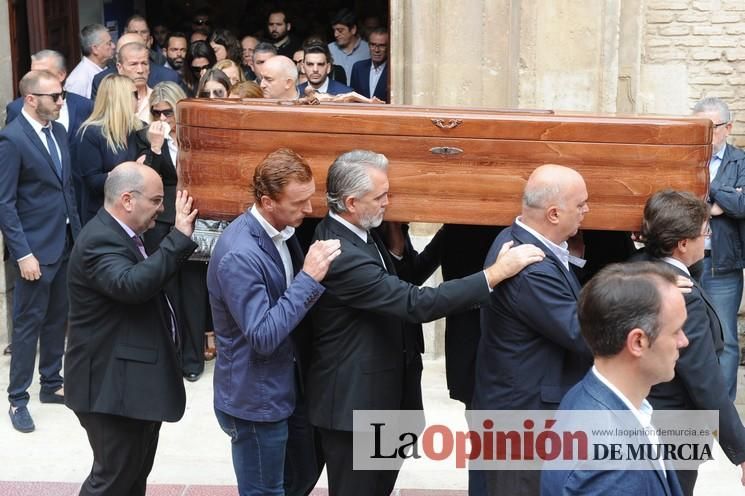 Numerosos murcianos arropan a la familia de Antonio González Barnés en su entierro