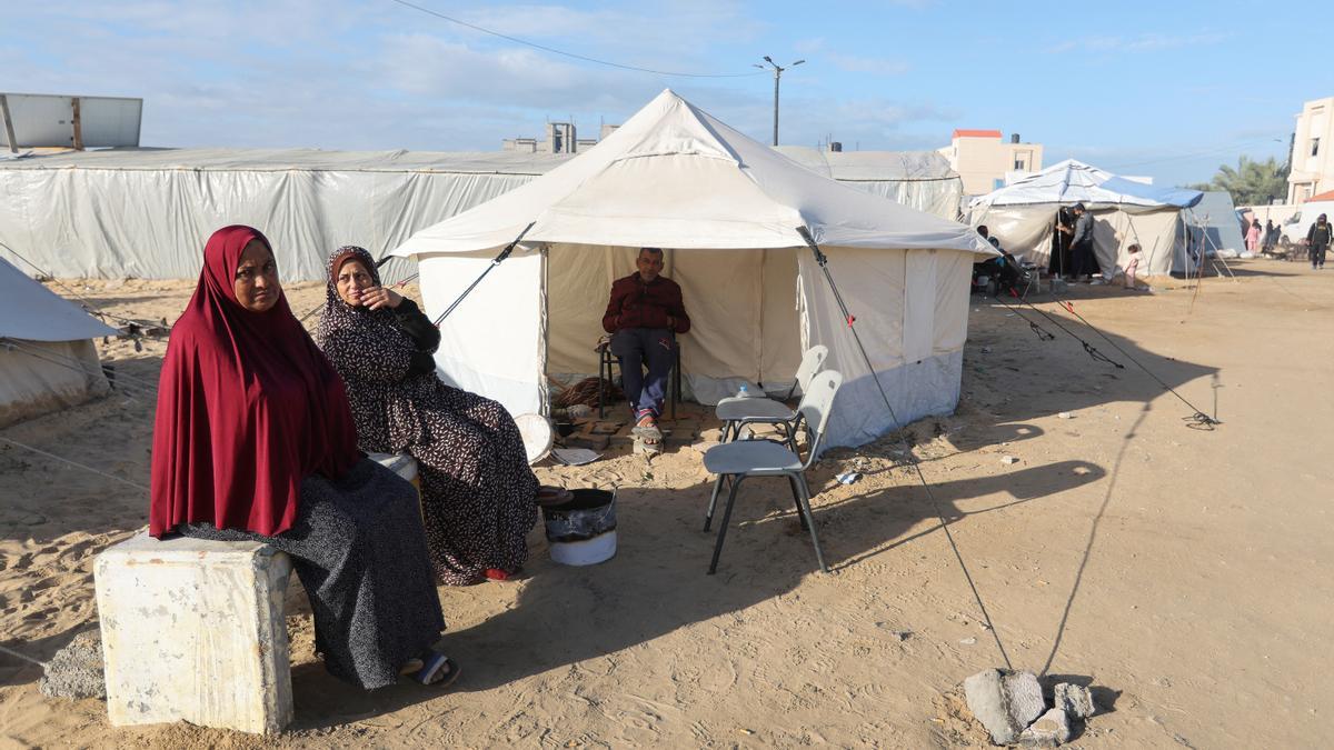 Palestinos desplazados en Rafah.