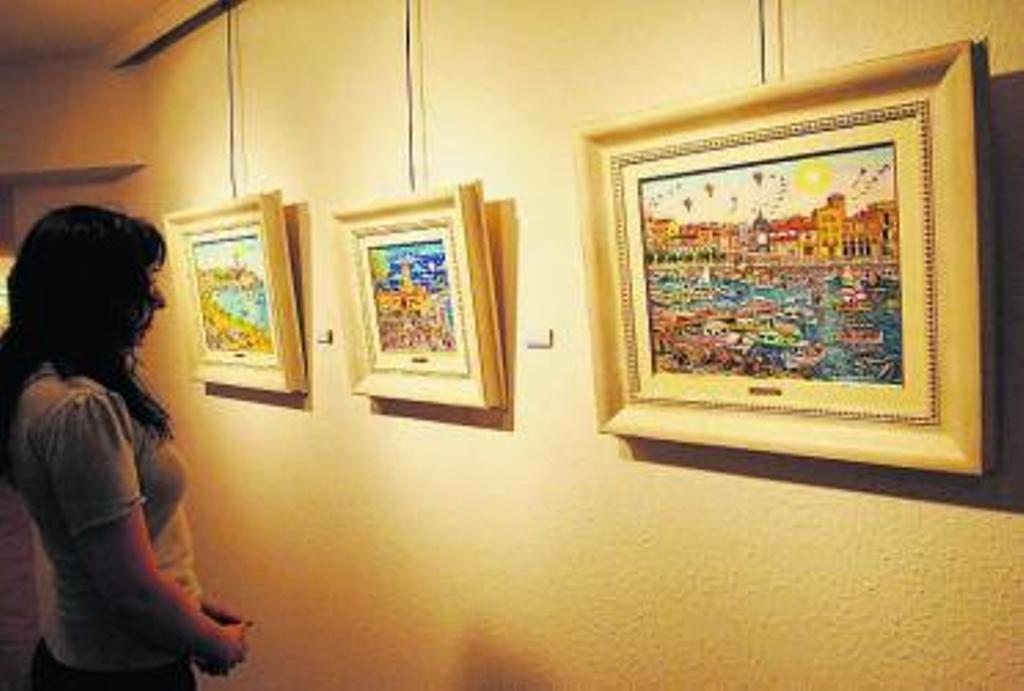 Óscar Borrás incluye óleos gijoneses en «Mundo feliz», una pintura