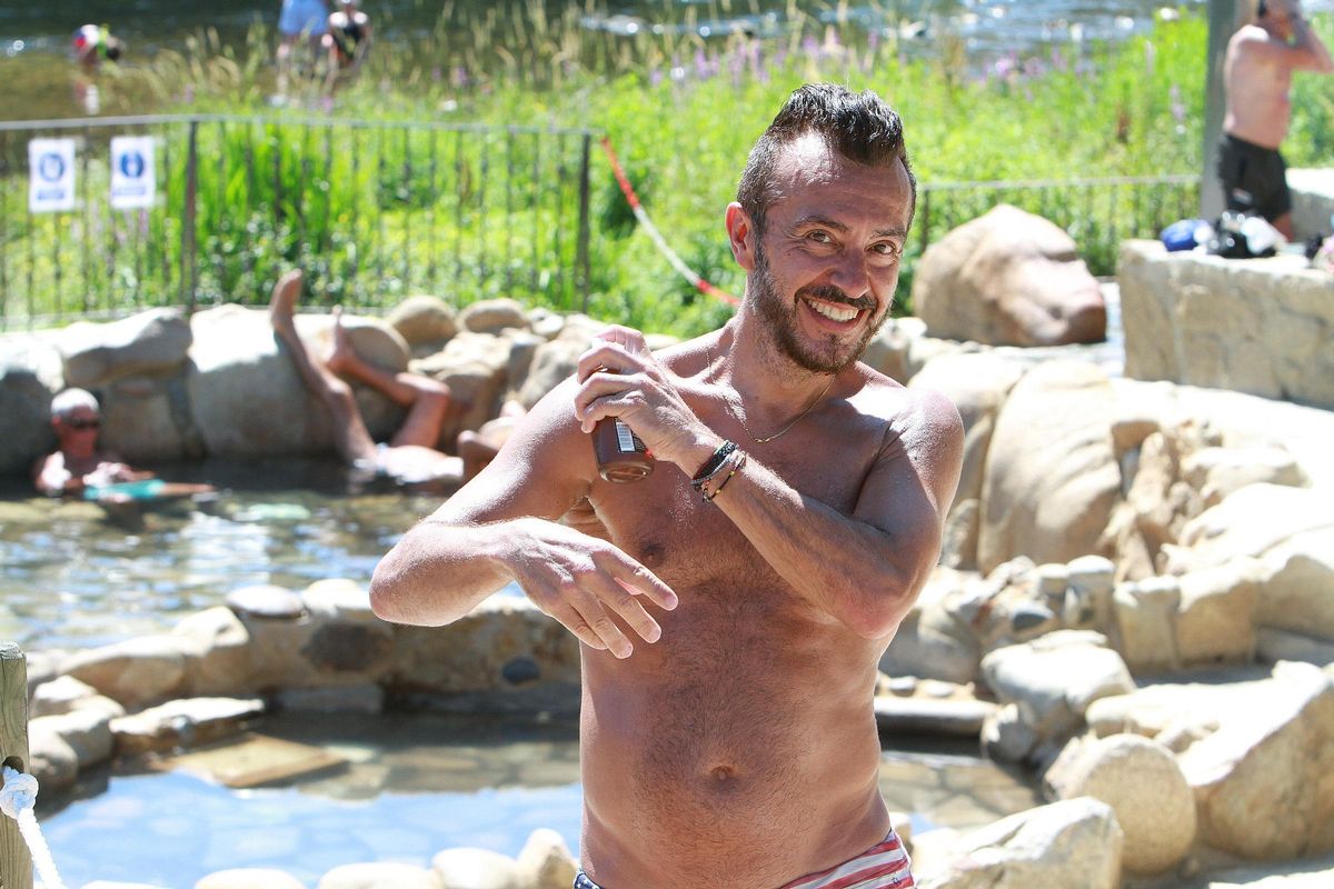 Un hombre disfruta de un día abrasador en el entorno fluvial de A Chavasqueira.