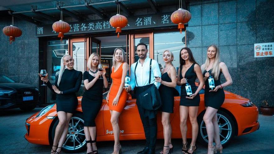 Así promociona su marca en china Ezequiel Franco.