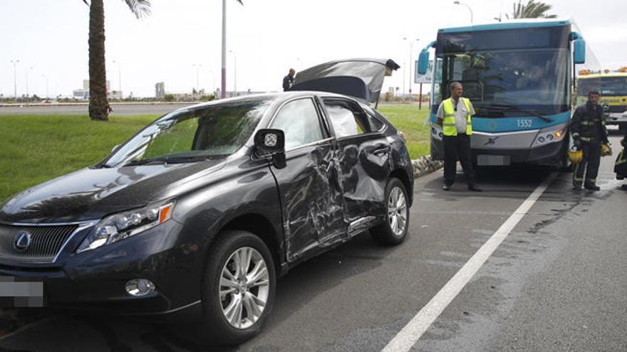 Herido leve en Arinaga al chocar un coche y una guagua