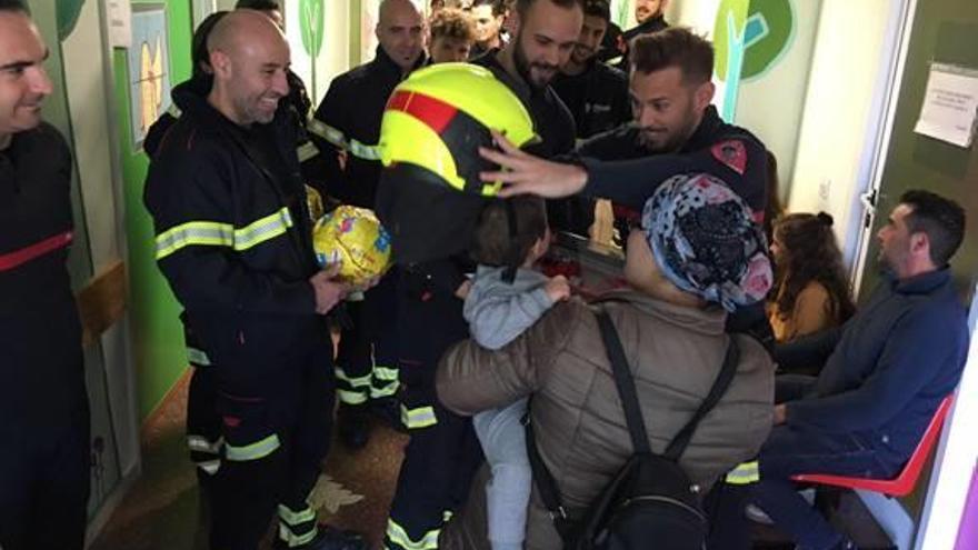 Bomberos de Orihuela y Almoradí visitan a los niños en el hospital