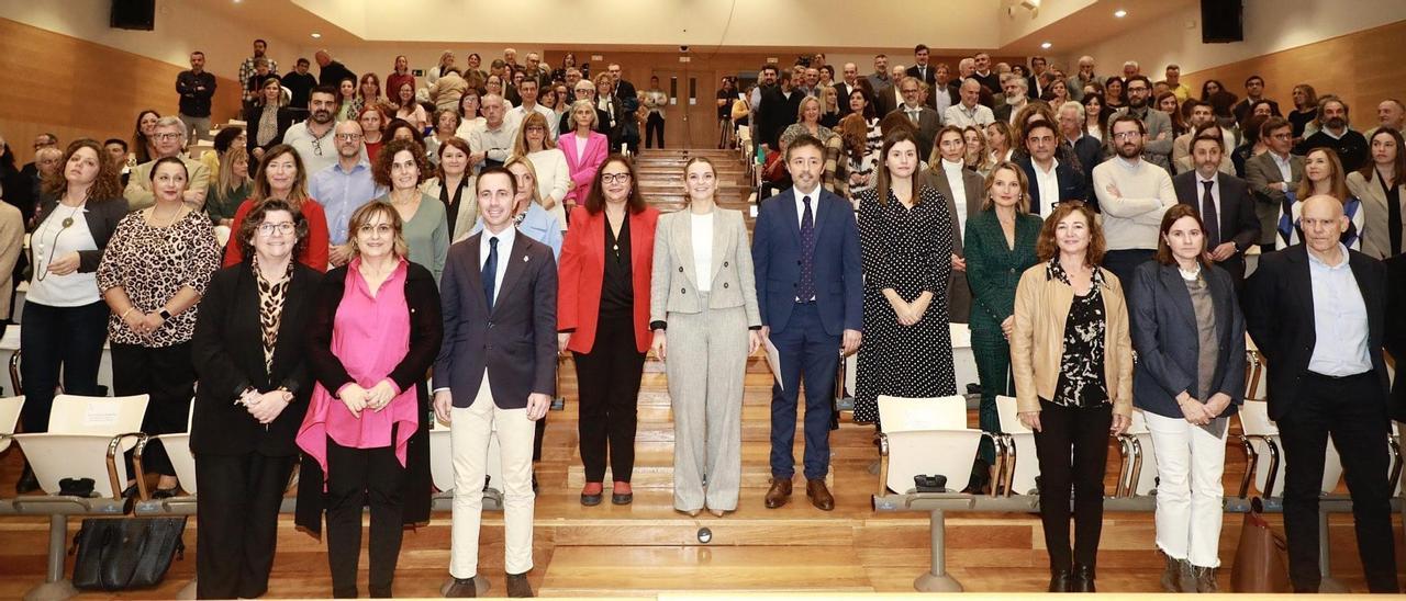 Las principales autoridades posan en el salón de actos de Son Llàtzer.