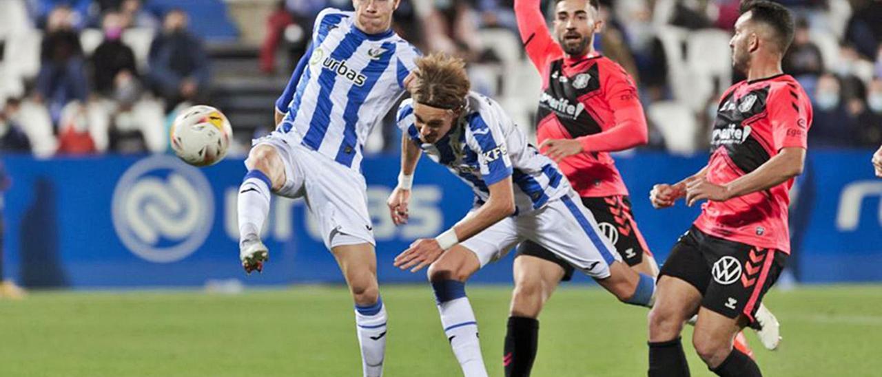 El jugador del Leganés Sergio González marcó de cabeza un gol que tuvo que ser validado por el VAR.