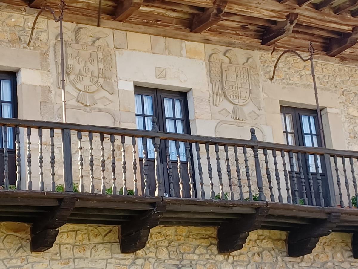 Escudos en la fachada del palacio.