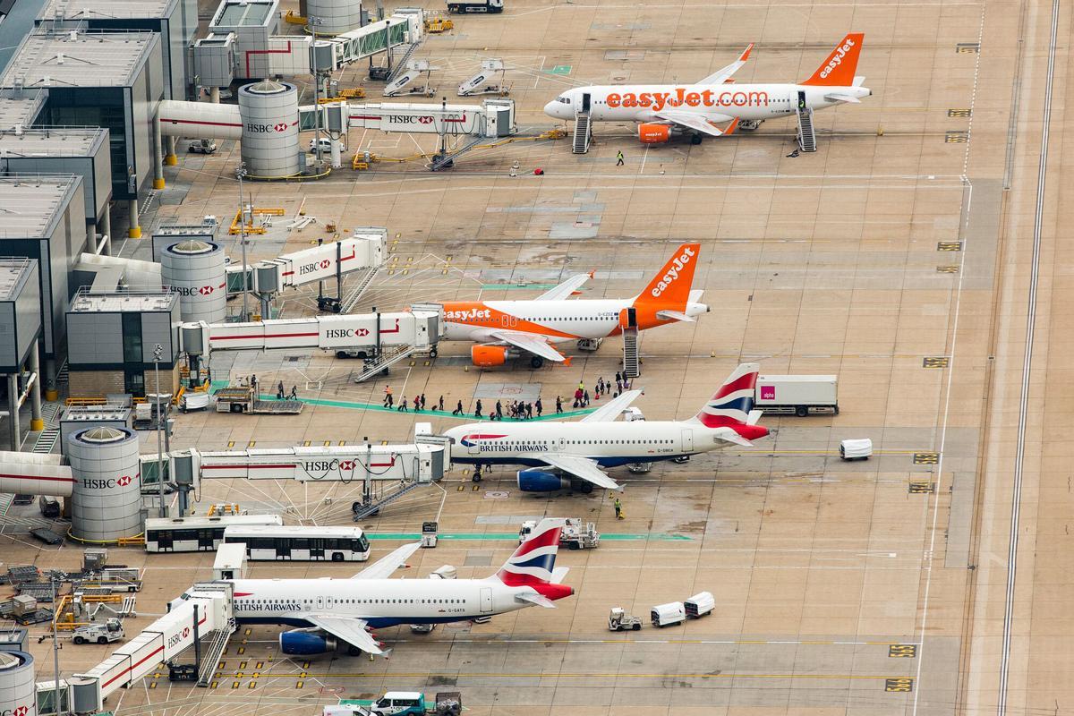 En esta vista aérea tomada sobre Crawley (Reino Unido) el lunes 24 de octubre de 2016, se ven aviones de pasajeros de British Airways —una filial de International Consolidated Airlines Group SA (IAG).