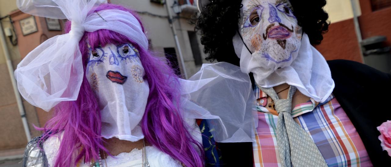 Una pareja de participantes en las danzas de &quot;Les Carasses&quot; de Petrer del año 2019.