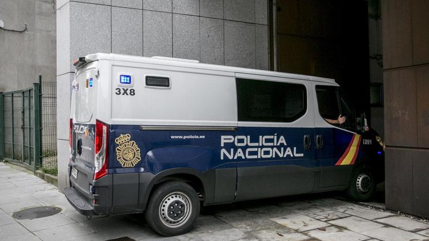 Un furgón policial entrando en los juzgados de Oviedo.