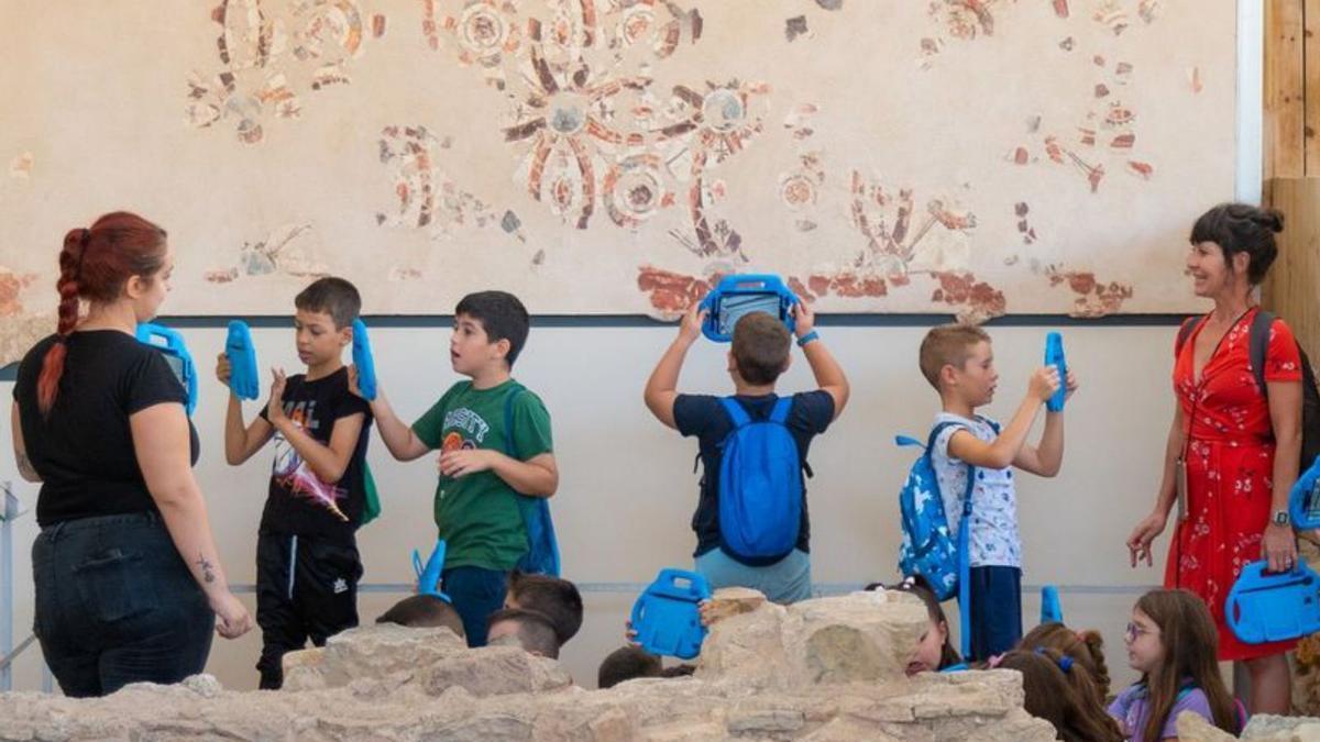 Los alumnos de tercero y cuarto curso de Primaria hacen uso de tabletas para conocer el pasado romano. | L.O.